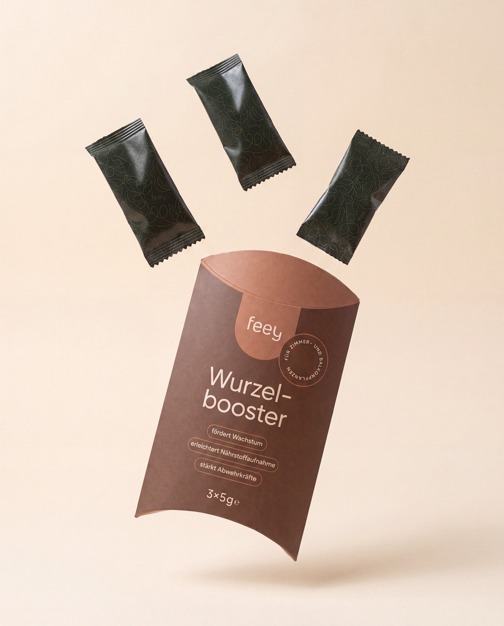 feey Wurzelbooster 15g Vorratspack (3×5g) mit drei schwebenden dunkelgrünen Sachets