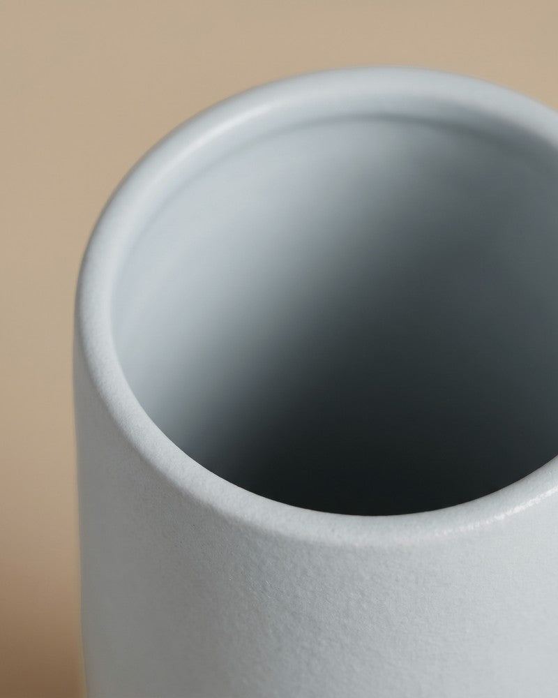 Nahaufnahme der Öffnung der feey Keramik-Vase 'Solio' mit hellgrau-blauer, matter Keramikoberfläche