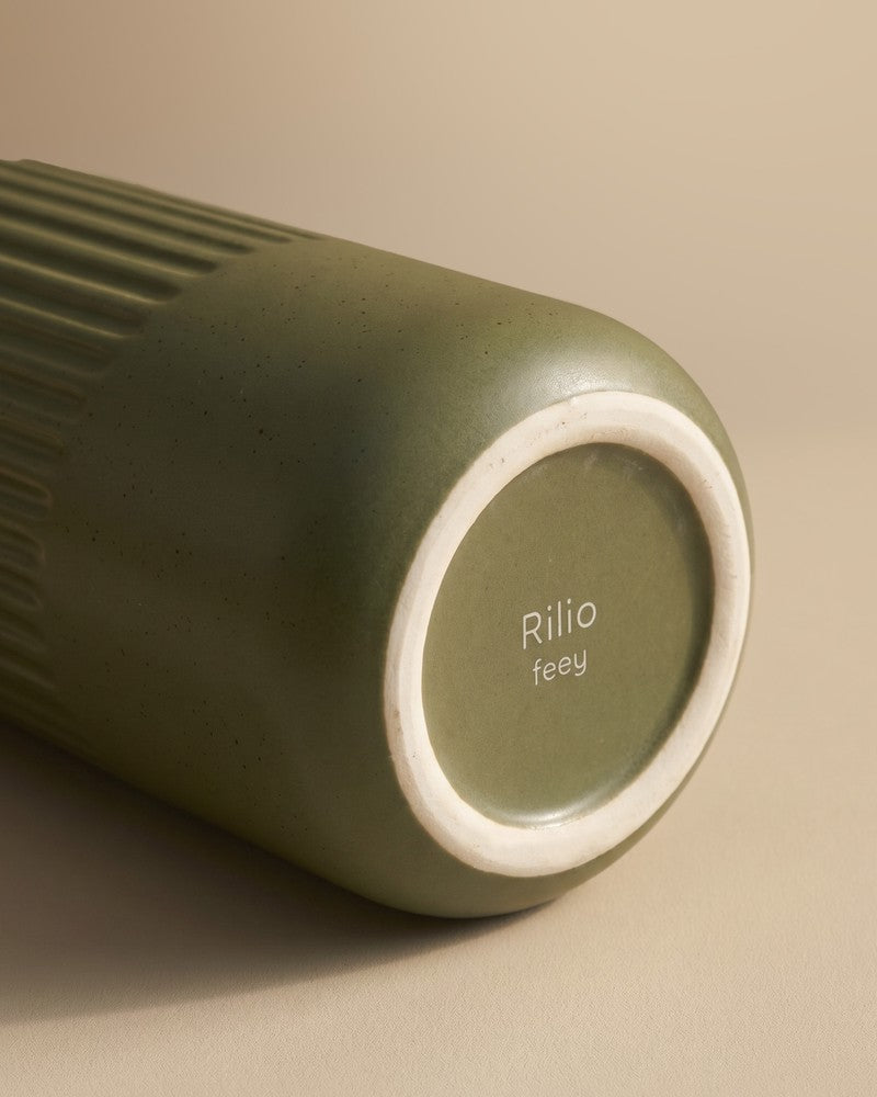 Nahaufnahme des Bodens der dunkelgrünen feey Keramik-Vase 'Rilio' mit eingeprägtem 'Rilio feey' Schriftzug und Rillen