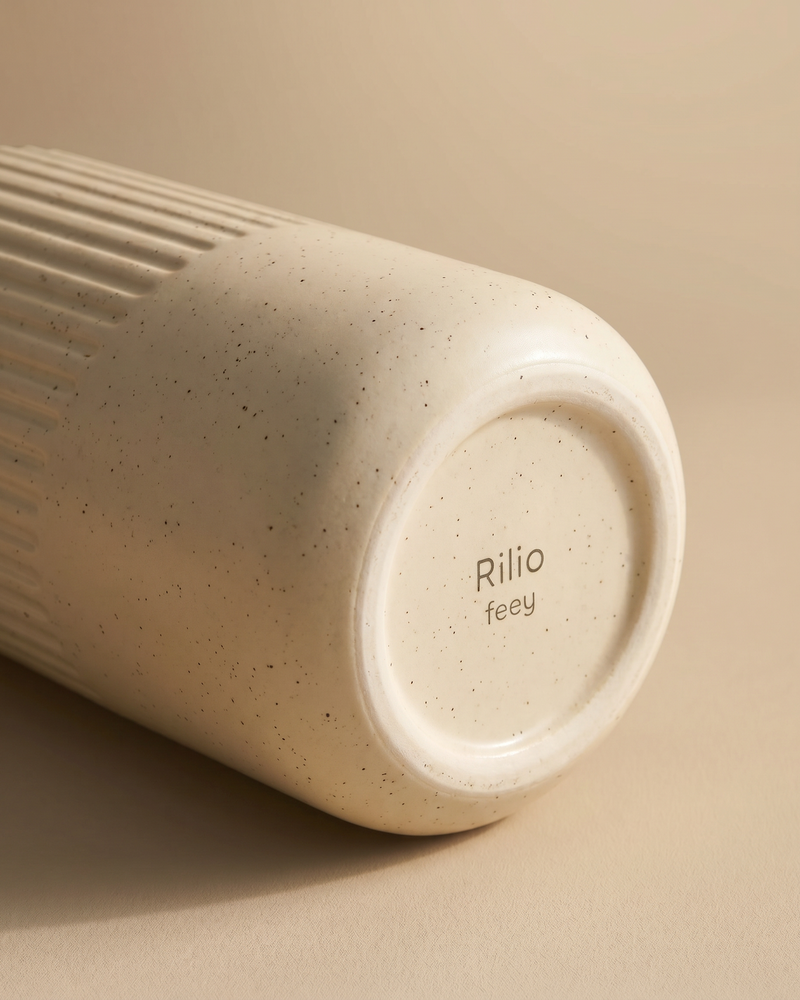 Nahaufnahme des Bodens der cremefarbenen feey Keramik-Vase 'Rilio' mit eingeprägtem 'Rilio feey' Schriftzug