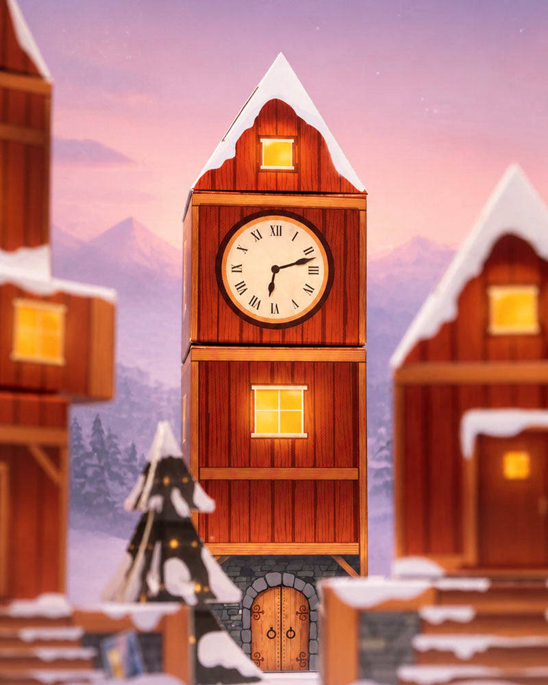 Nahaufnahme des beleuchteten roten Uhrturm-Häuschens im Winterdorf Morgenrot vor rosafarbenem Morgenhimmel.