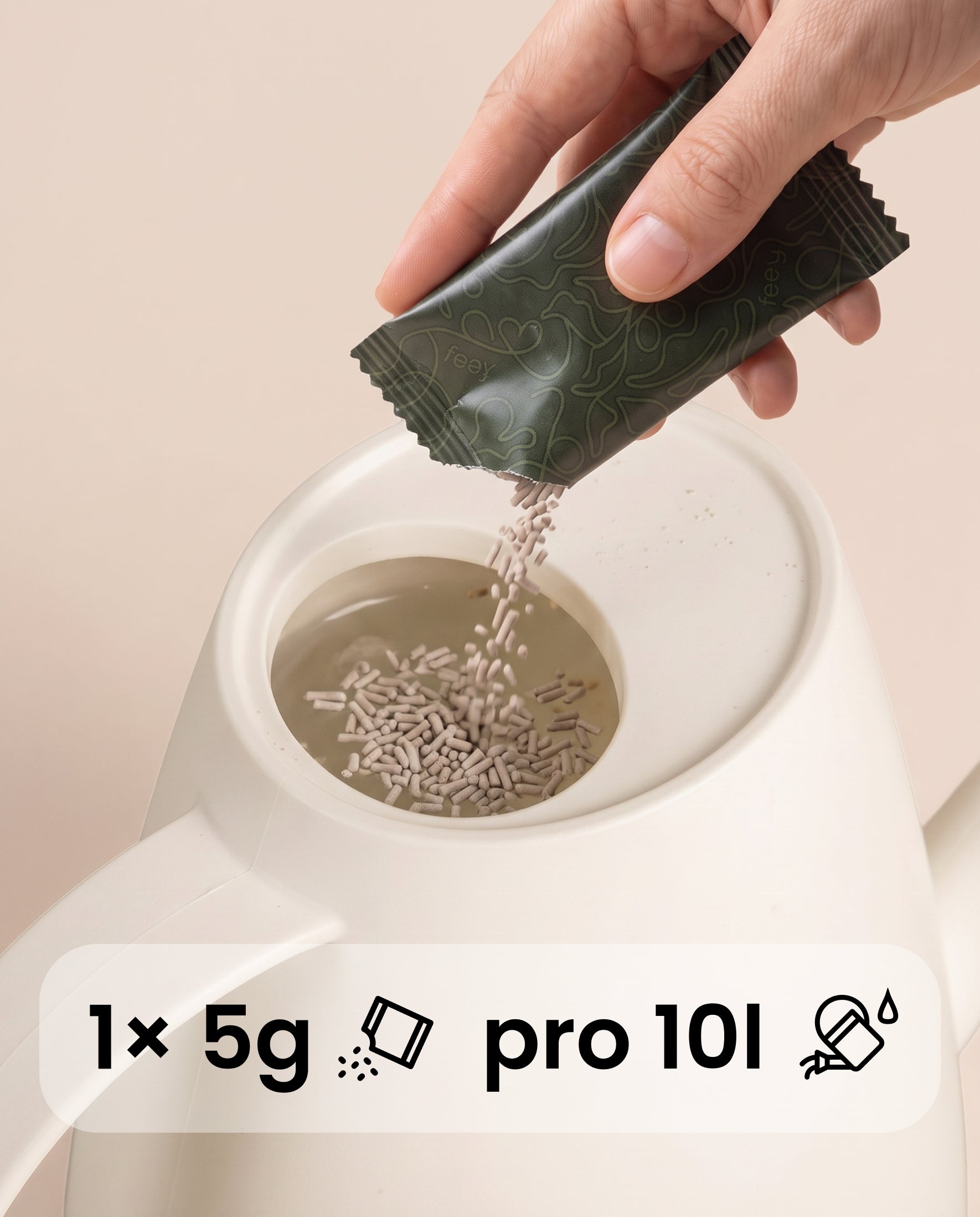 Eine Hand gibt ein Wurzelbooster-Sachet in eine weiße Gießkanne – Dosierung 1 Sachet (5 g) auf 10 Liter Wasser