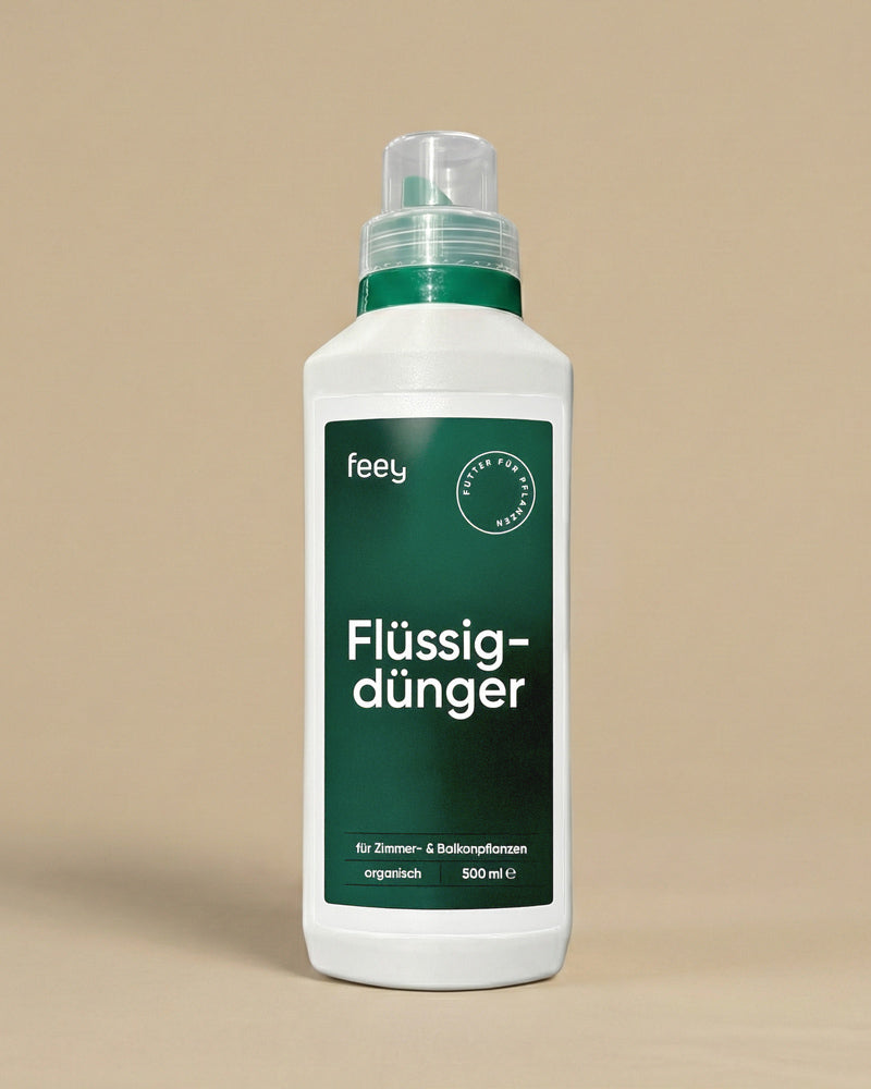Eine weiße Flasche mit grünem Etikett und Deckel, beschriftet mit 
